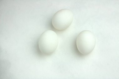 Yumurta masanın üzerinde duruyor.