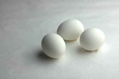 Yumurta masanın üzerinde duruyor.