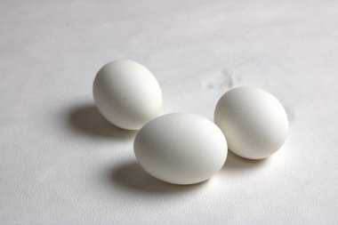 Yumurta masanın üzerinde duruyor.