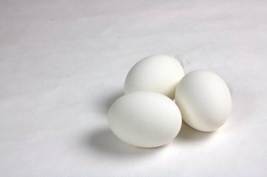 Yumurta masanın üzerinde duruyor.