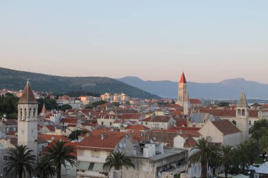 Trogir kentinin açık gökyüzüne karşı yaz sabahının erken saatlerinde genel görünümü