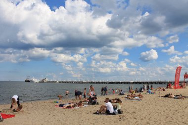 Polonya 'nın Sopot plajında güneşlenen insanlar