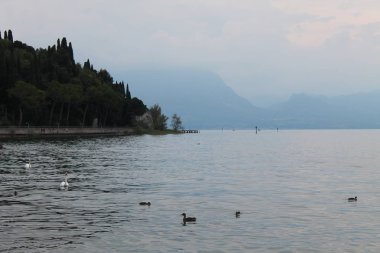 Clear lake Garda Sirmione İtalya akşamı
