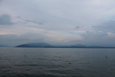 Clear lake Garda Sirmione İtalya akşamı