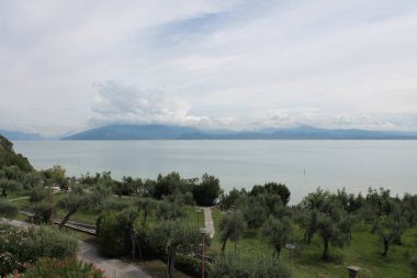 Garda Lake Sirmione Italya 'da düşük beyaz bulutlar