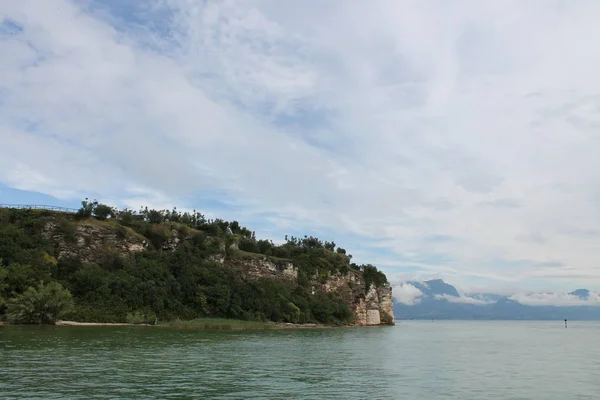 Sziklás Partján Garda Partján Sirmione Olaszország — Stock Fotó