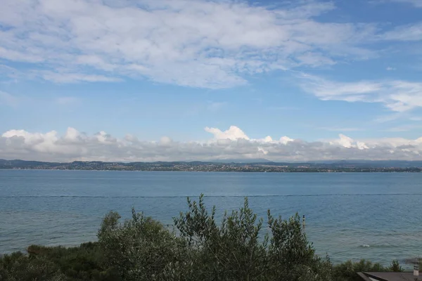 Nuages Blancs Bas Sur Lac Garde Sirmione Italie — Photo