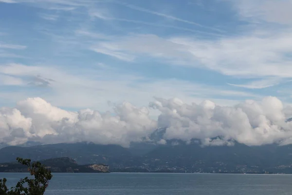 Nuvens Brancas Baixas Lago Garda Sirmione Itália — Fotografia de Stock