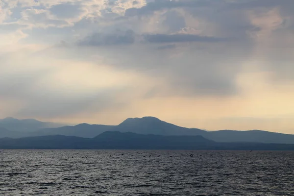 Slunce Prorazil Mraky Nad Lago Garda Itálie — Stock fotografie