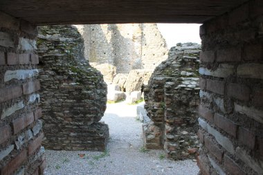 Sirmione adlı lake Garda İtalya Catullus Grotto kalıntıları