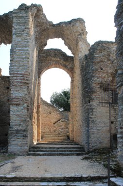 Sirmione adlı lake Garda İtalya Catullus Grotto kalıntıları