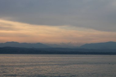 Güneşin bulutların arasından lake Garda İtalya kırma