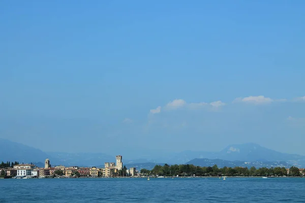 Sirmione Şehir Lake Garda Talya Üzerinde — Stok fotoğraf