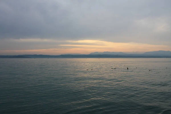 Die Sonne Bricht Durch Die Wolken Über Dem Gardasee Italien — Stockfoto