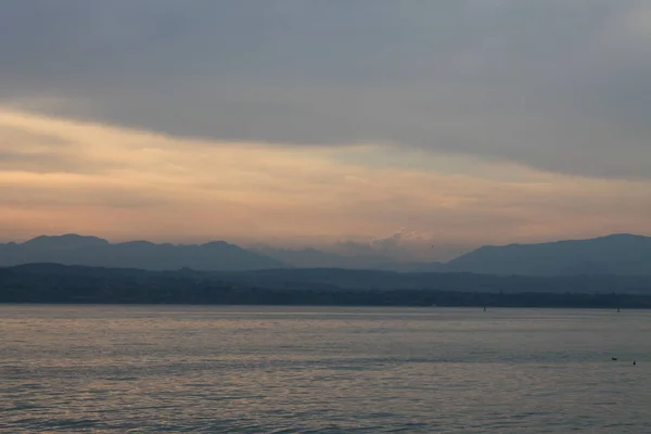 Sol Rompendo Nuvens Sobre Lago Garda Itália — Fotografia de Stock