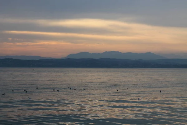 Slunce Prorazil Mraky Nad Lago Garda Itálie — Stock fotografie