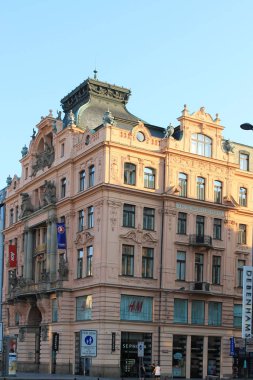 Prag Çek Cumhuriyeti 'nin tarihi merkezinde binanın cephe mimari unsurları
