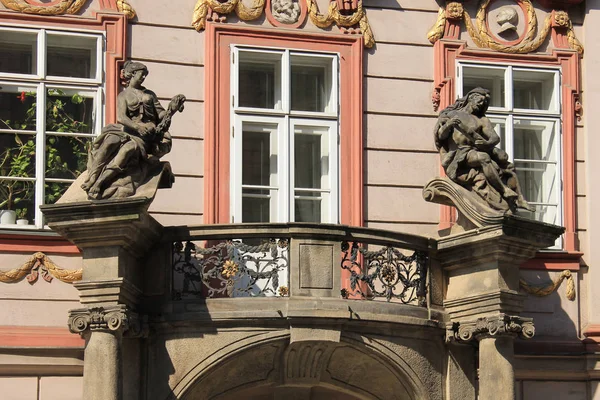 Éléments Architecturaux Façade Bâtiment Dans Centre Historique Prague République Tchèque — Photo