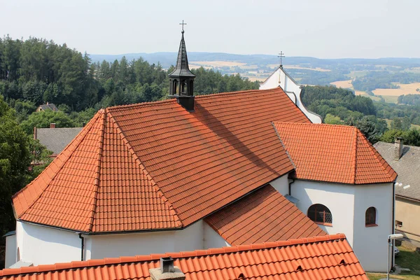 Widok Góry Czerwony Dach Kościoła Vitas Lipnice Nad Sazava Czech — Zdjęcie stockowe