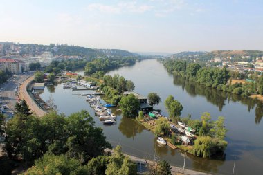 Visegrad kalesinden Prag Çek Cumhuriyeti ve Vltava nehrinin panoramik manzarası