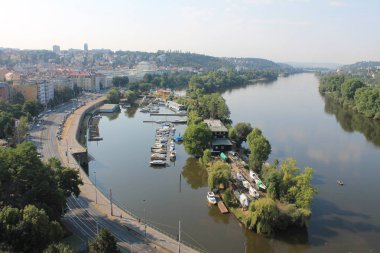 Visegrad kalesinden Prag Çek Cumhuriyeti ve Vltava nehrinin panoramik manzarası