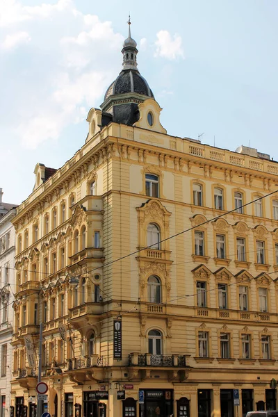 Prag Çek Cumhuriyeti Nin Tarihi Merkezinde Binanın Cephe Mimari Unsurları — Stok fotoğraf