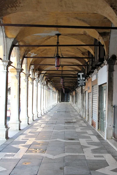 Galériával Oszlopokkal Utcán Velence Olaszország — Stock Fotó