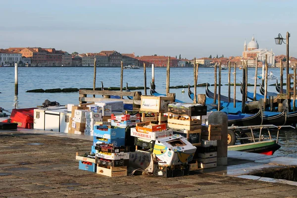 早朝のヴェネツィアの桟橋にボートから商品のアンロード — ストック写真