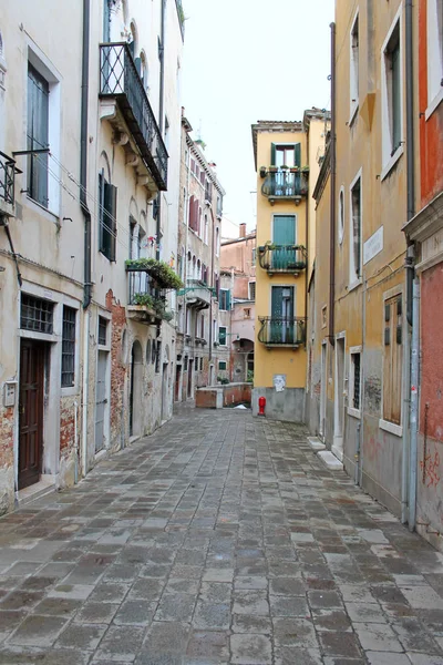 Узкая Старая Улица Венеции — стоковое фото