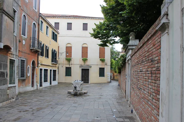 狭窄的老街在威尼斯意大利 — 图库照片