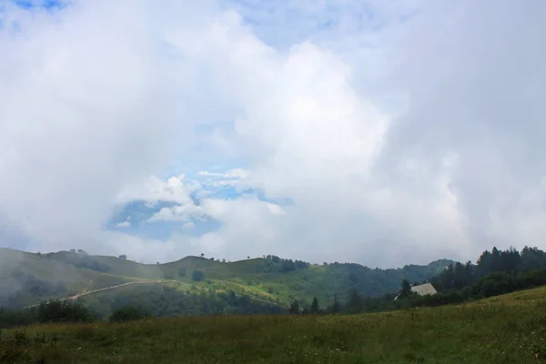 Dağ Üzerinde Düşük Bulutlar Mottarone Italya — Stok fotoğraf