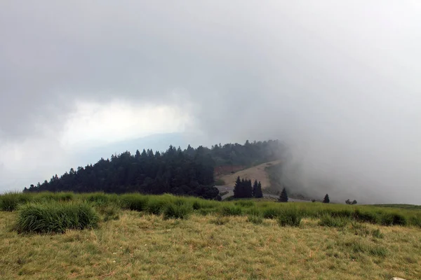 山の低い雲 Mottarone イタリア — ストック写真