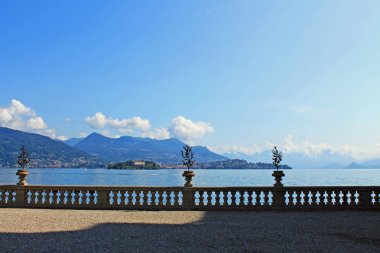 Italya 'daki Maggiore Gölü 'nün manzarası