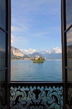 Maggiore Gölü 'nde, Saray 'ın büyük penceresinden manzara