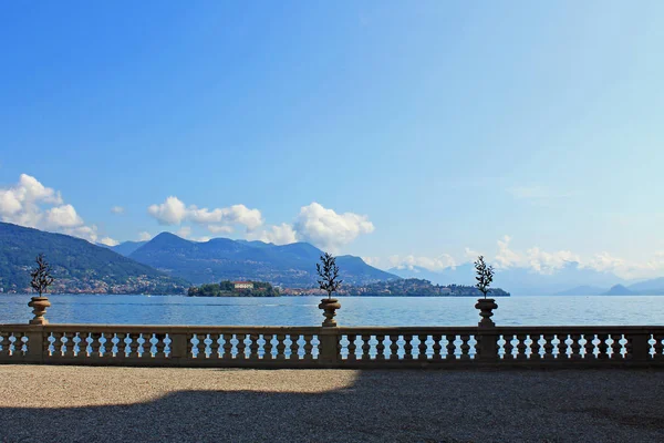 Italya 'daki Maggiore Gölü 'nün manzarası