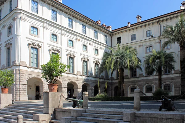 Italya 'da Maggiore Gölü üzerinde Isola Bella adasında Saray parlak yaz günü