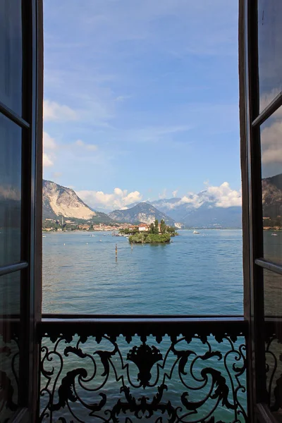 Maggiore Gölü 'nde, Saray 'ın büyük penceresinden manzara