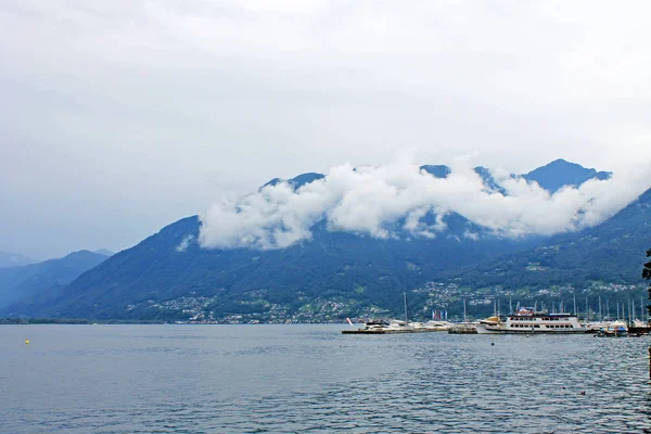 Bulutlu Bir Yaz Gününde Maggiore Gölü Talya — Stok fotoğraf