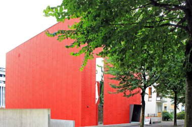 Locarno Modern Sanat Müzesi'nde kırmızı küp binası