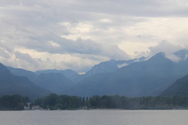 Bulutlu bir yaz gününde Maggiore Gölü İtalya
