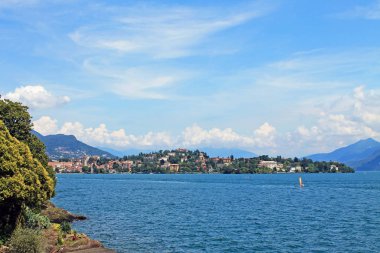 Maggiore Gölü İtalya dağlarla çevrili