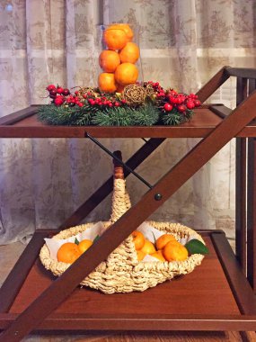 Tekerlekler üzerinde küçük bir ahşap masanın Noel natürmort