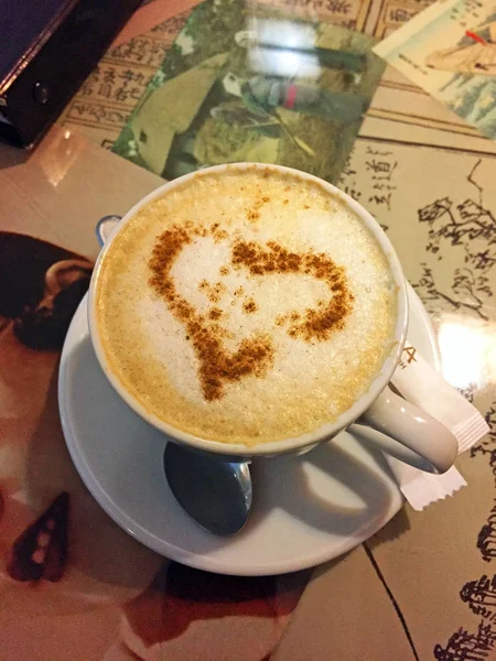 Een Kopje Koffie Cappuccino Met Een Hart Van Kaneel Tafel — Stockfoto