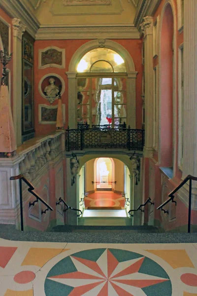 意大利韦尔巴诺 库西奥 奥索拉岛伊索拉贝拉岛 2014年7月25日 博罗梅奥宫博物馆内部 配有古董家具和装饰墙壁 — 图库照片