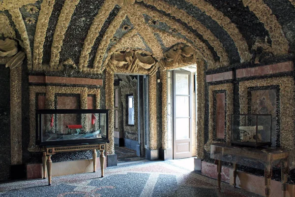 イソラベラ島 ヴェルヴァーターノ クシオ オッソラ イタリア 2014年7月25日 アンティーク家具と装飾壁を備えたボロメオ宮殿の博物館のインテリア — ストック写真