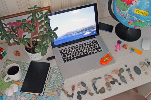 桌上的静生活 有笔记本电脑和石刻度假 — 图库照片