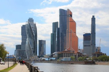 Modern cam mimari kompleks Moskova şehir bulutlu bahar günü Moskova Rusya Panoramik görünümü