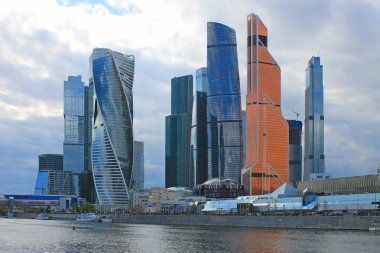 Modern cam mimari kompleks Moskova şehir bulutlu bahar günü Moskova Rusya Panoramik görünümü