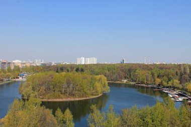 Bir bahar gününde Moskova Rusya Izmailovsky Park'ta gölet merkezinde yuvarlak gölet ve yuvarlak adanın Panoramik görünümü