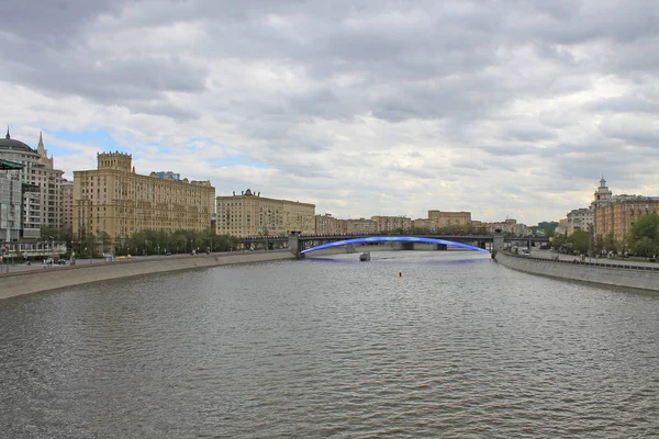 Embankment Floden Moskvas Bro Och Arkitektur Moskva Ryssland — Stockfoto